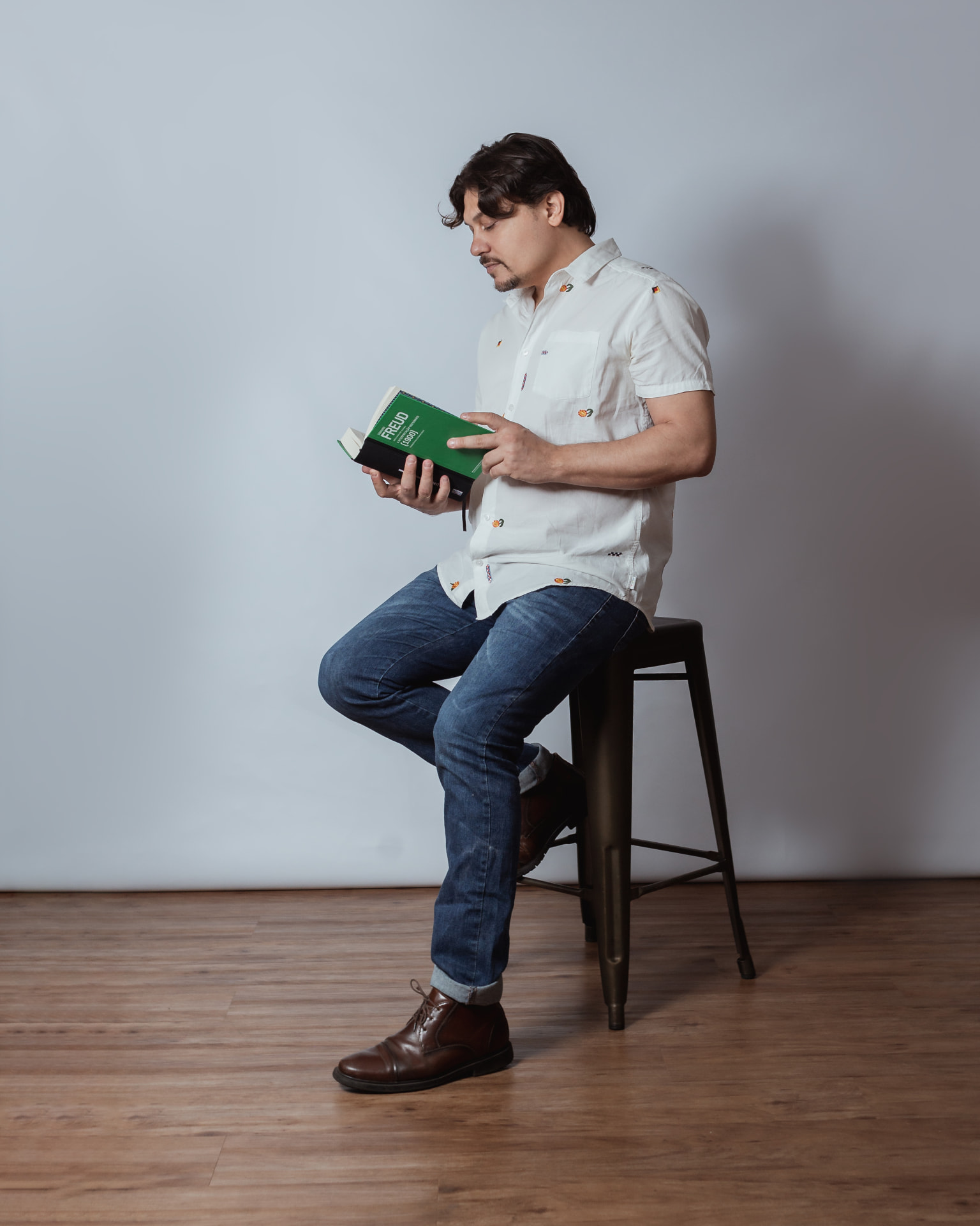 Guilherme Carvalho lendo um livro de Freud